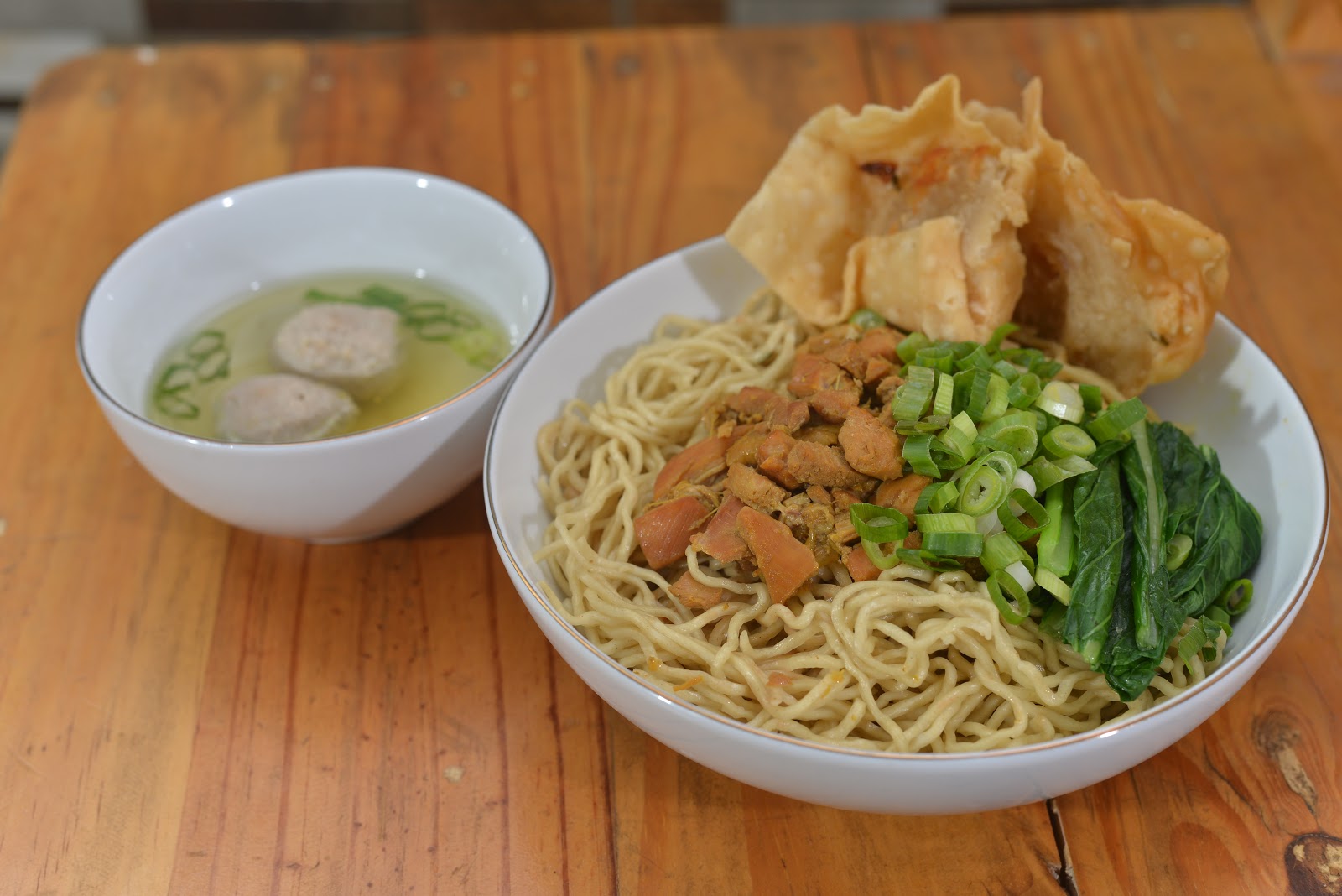 Mie Ayam Pangsit Pak Trisno: Kenikmatan yang Menghangatkan Jiwa di Jl. MT. Haryono